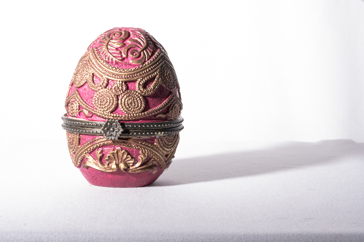 A fancy pink decorated egg illustrates the concept of "high-quality eggs" for fertility.