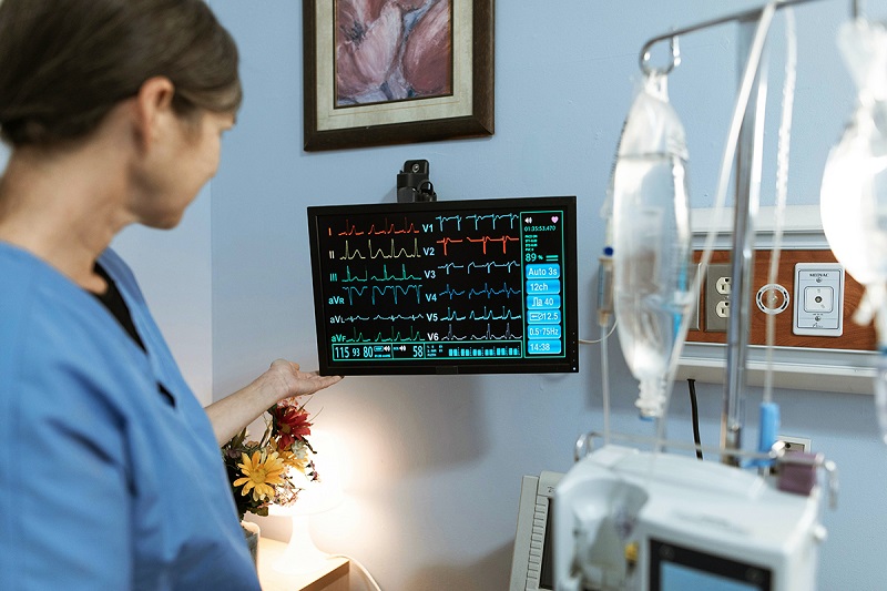 doctor monitoring the health parameters on a screen