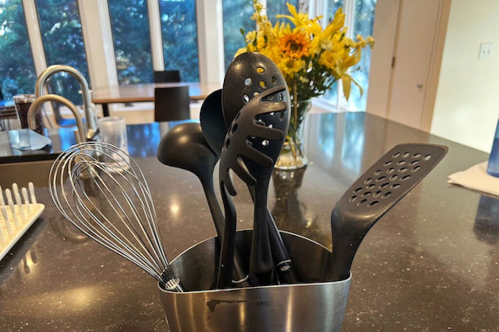 Black plastic utensils in Kitchen